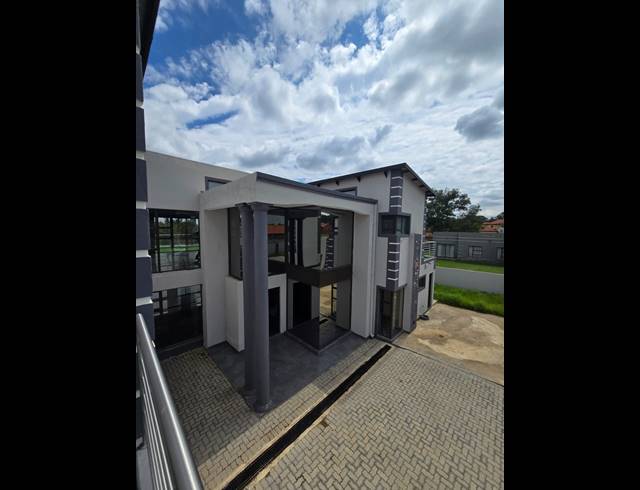 6 BEDROOM HOUSE FOR SALE IN RIVERSDALE